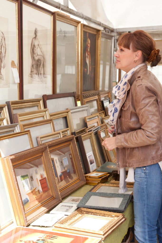 Kerstin Wolandewitsch auf einem Flohmarkt für Vintage Möbel